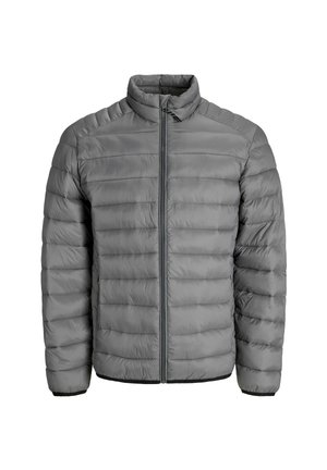 Grå pufferjakke med stående krave, lynlås foran, lodret quiltet tekstur og elastiske manchetter i kanten, der giver varme og isolering.