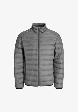 Grå pufferjakke med stående krave, lynlås foran, lodret quiltet tekstur og elastiske manchetter i kanten, der giver varme og isolering.