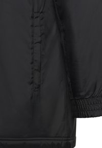 Chaqueta acolchada negra con acabado suave, puños elásticos y bolsillos laterales. Presenta un ligero brillo y una silueta relajada.
