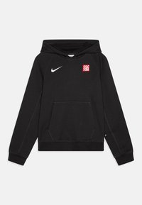 Melna kapuce ar priekšējo kabatu, sarkanbaltiem šaha laukumiem logo un balto Nike swoosh kreisajā krūtī. Mīksts materiāls, ikdienišķs dizains.