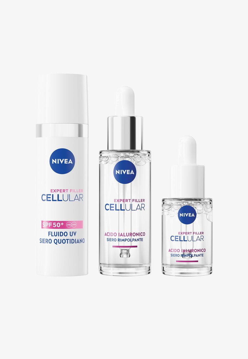 Set di skincare Nivea Cellular Expert Filler. Include una crema bianca SPF 50+ e due sieri trasparenti con accentuazioni blu e contagocce.