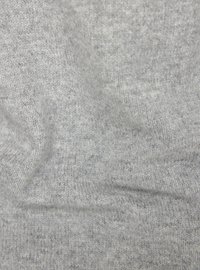 Grauer gestrickter Stoff mit einer weichen Textur, der ein dezentes meliertes Muster aufweist und unterschiedliche Grautöne durchgehend enthält.