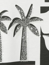 Witte stof met een zwart grafisch ontwerp van palmbomen, versierd met transparante pailletten voor textuur en detail.