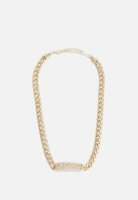 Zlata veriga z velikimi povezovalnimi očmi in osrednjim pravokotnim okrasjem, ki vsebuje tri vrstice prozornega diamanta.