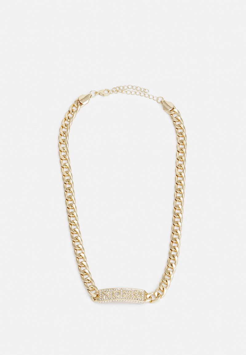 Zlata veriga z velikimi povezovalnimi očmi in osrednjim pravokotnim okrasjem, ki vsebuje tri vrstice prozornega diamanta.