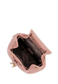 Borsa a mano in pelle rosa con superficie testurizzata, dettagli in oro, e un interno spazioso dotato di una tasca con cerniera e rivestimento con logo del marchio.