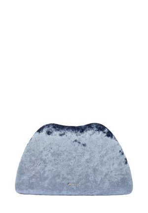 Bolso de mano de terciopelo azul con parte superior redondeada, textura suave, color degradado de azul oscuro a claro y detalle del logotipo dorado en la parte inferior.