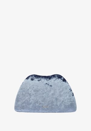 Niebieska aksamitna kopertówka o zaokrąglonym wierzchu, gładkiej fakturze, z gradacją koloru od ciemnoniebieskiego do jasnoniebieskiego oraz z złotym detalem logo na dole.