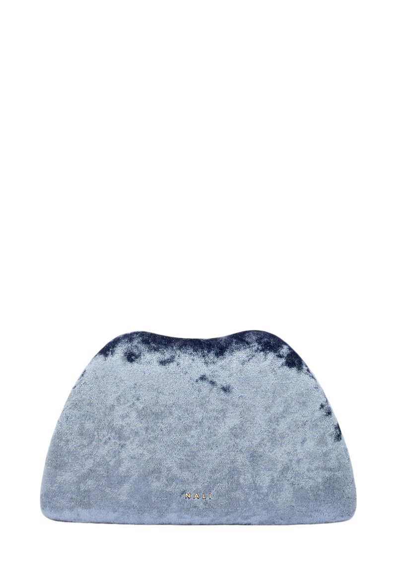 Bolso de mano de terciopelo azul con parte superior redondeada, textura suave, color degradado de azul oscuro a claro y detalle del logotipo dorado en la parte inferior.