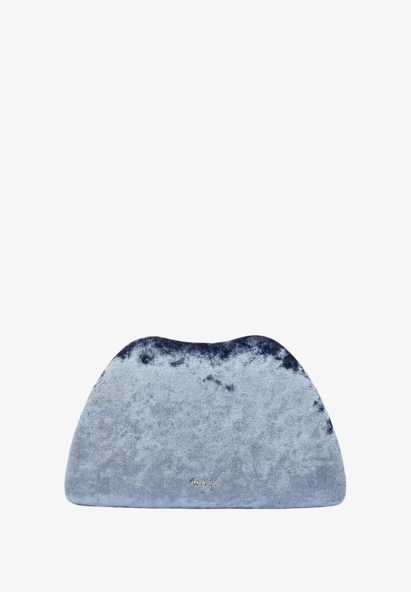 Bolso de mano de terciopelo azul con parte superior redondeada, textura suave, color degradado de azul oscuro a claro y detalle del logotipo dorado en la parte inferior.