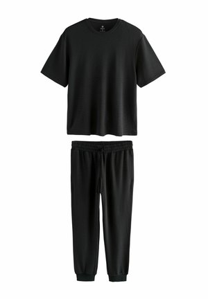 Czarny T-shirt z krótkim rękawem i okrągłym dekoltem, w zestawie z dopasowanymi czarnymi spodniami dresowymi z elastycznym pasem i ściągaczami na kostkach.