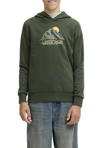 Groene hoodie met een bergafbeelding en zonontwerp. Voorzien van een voorzak, ribgebreide manchetten en zoom. Gepaard met blauwe jeans.