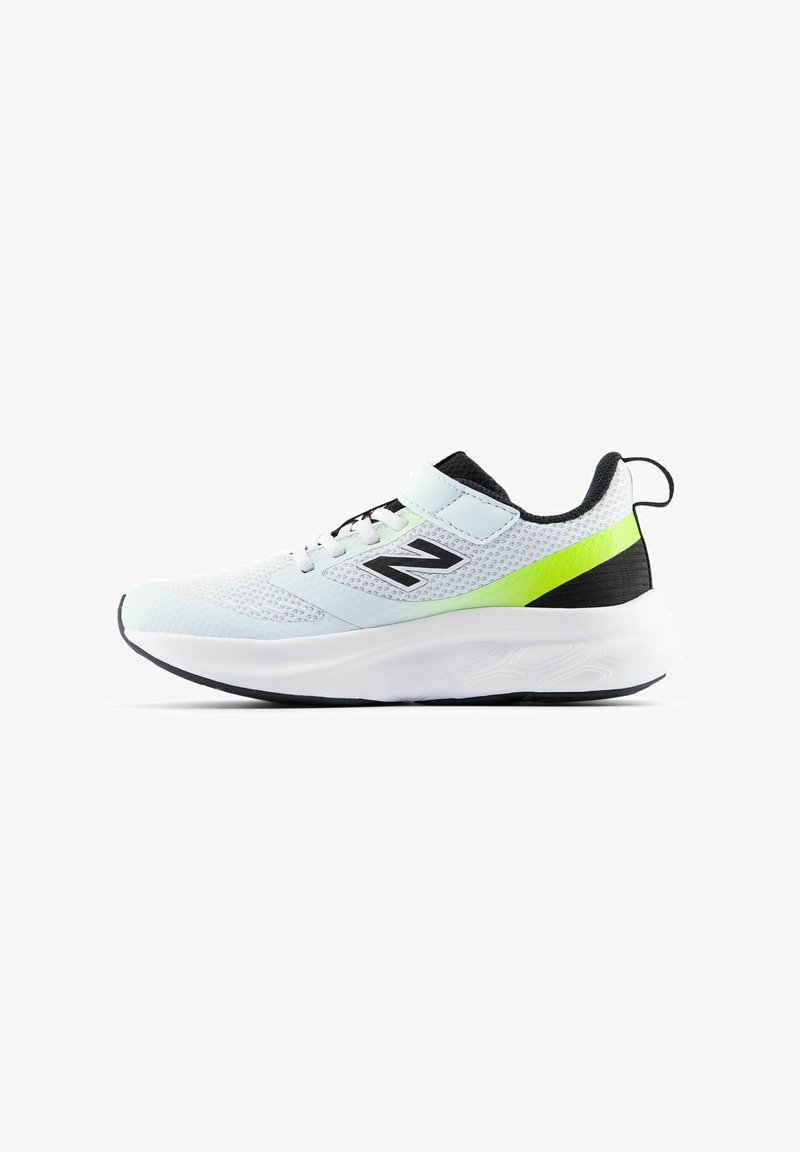 Chaussure de sport pour hommes en mesh bleu clair avec des accents noirs, un détail talon vert citron et une bride ajustable. Semelle blanche flexible avec bande de roulement texturée.