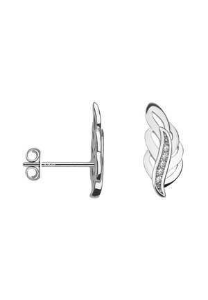 Boucles d'oreilles clous en boucle torsadée argentée avec une rangée de petites pierres claires serties le long de la courbe avant, présentées vues de face et de côté.