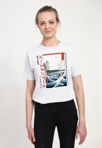 Biały bawełniany t-shirt z graficznym wzorem fal i gór w kolorze niebieskim i czarnym, z czerwonym japońskim tekstem i akcentami.