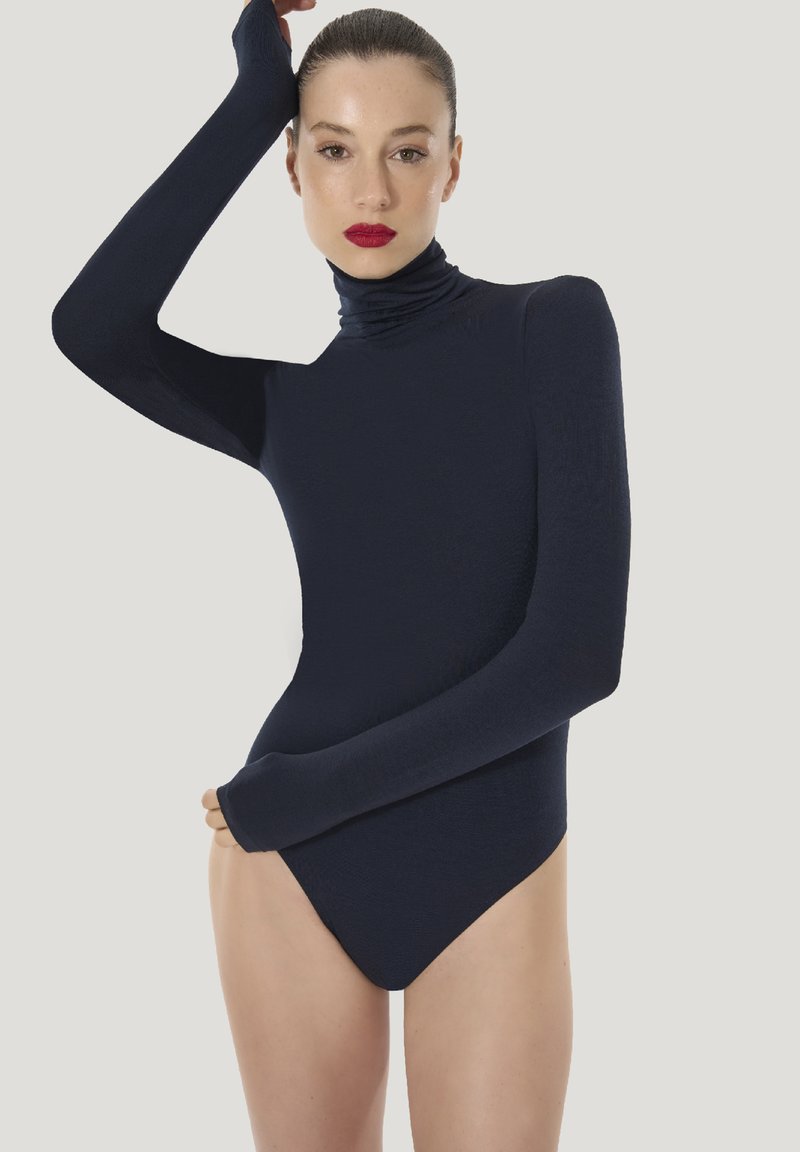 Mörkblå långärmad bodysuit med hög krage, har figurnära material och en sömlös design. Slät textur, minimalistisk stil.