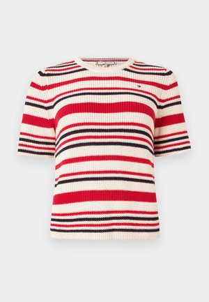 Maglia a maniche corte lavorata a maglia con righe orizzontali rosse, crema e blu navy. Presenta una scollatura rotonda e un orlo a costine. Materiale casual e traspirante.