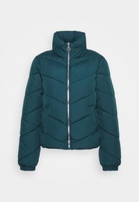 Blågrøn puffjakke med høj krave, lynlås foran og chevron-syninger. Har elastiske manchetter og sidelommer. Glat, polstret tekstur.