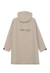Beżowy wodoodporny płaszcz z kapturem, luźnym krojem i długimi rękawami. Posiada nadruk z logo na plecach oraz regulowane mankiety. Gładka faktura.