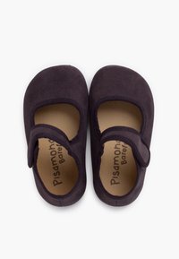 Zapatos Mary Jane de ante púrpura oscuro con punta redonda, correa ajustable y forro interior marrón claro que presenta una marca impresa.