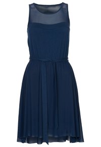Robe sans manches bleu marine avec un haut transparent, encolure ronde et une ceinture à nouer à la taille, dotée d'une jupe fluide avec une texture subtile.