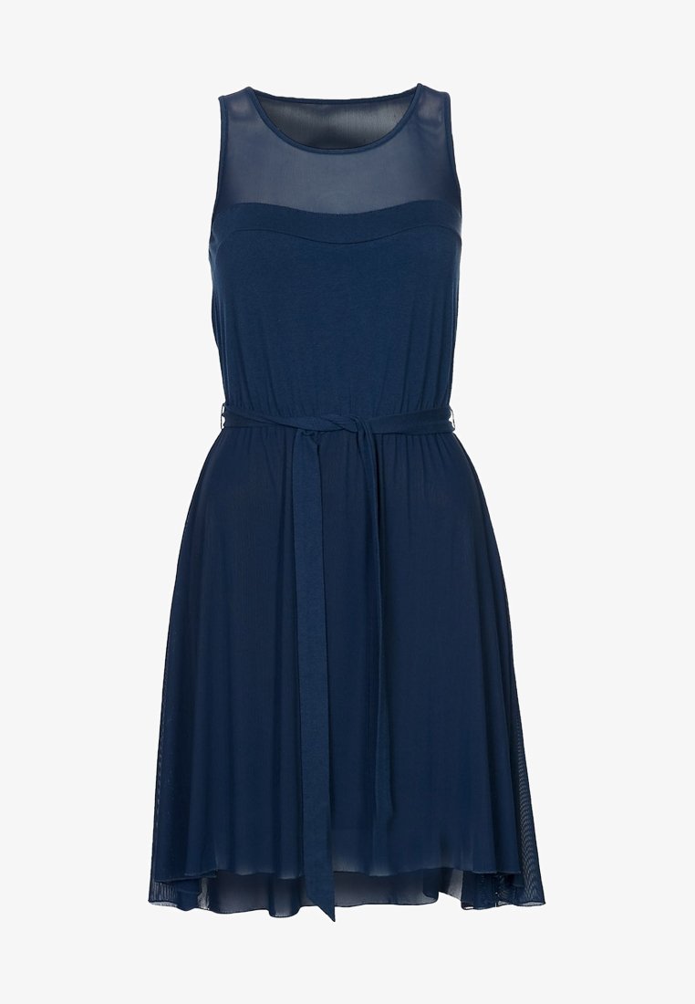 Robe sans manches bleu marine avec un haut transparent, encolure ronde et une ceinture à nouer à la taille, dotée d'une jupe fluide avec une texture subtile.
