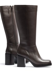 Botas de cuero marrón hasta la rodilla con cremallera lateral, tacones anchos, textura suave y detalles de costura sutiles.