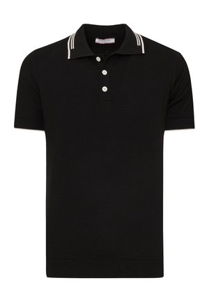 Zwart poloshirt met korte mouwen, witte bies op de kraag, drie witte knopen en geribde manchetten, plat uitgestald op witte achtergrond.