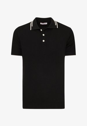 Schwarzes kurzärmeliges Poloshirt mit weißem Besatz am Kragen, drei weißen Knöpfen und gerippten Bündchen, flach auf weißem Hintergrund dargestellt.