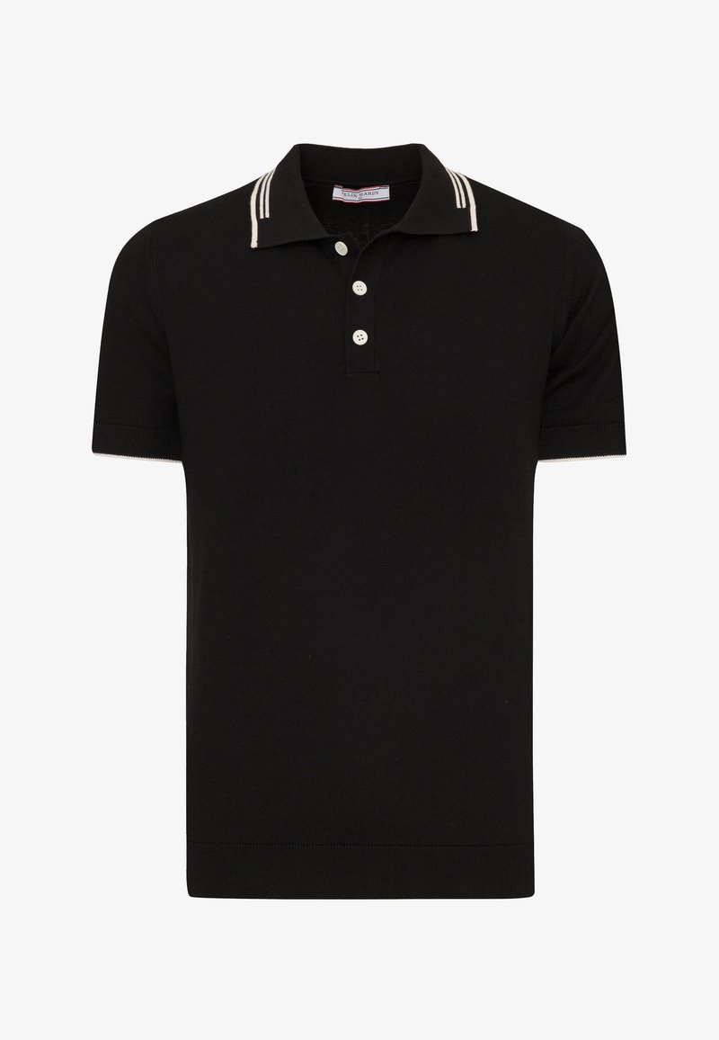 Polo noir à manches courtes avec finition blanche sur le col, trois boutons blancs et poignets côtelés, présenté à plat sur fond blanc.