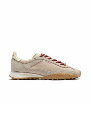 Deportivo beige de perfil bajo con paneles de ante, cordones de color óxido y una suela de goma texturizada diseñada para uso informal.
