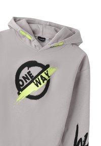 Grauer Kapuzenpulli aus weichem Stoff mit einem schwarzen runden Logo, auf dem "ONE WAY" in neongelber Schrift steht, sowie passenden Kordeln für die Kapuze.