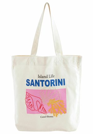 Sac en toile de couleur naturelle portant la mention "Island Life SANTORINI" en bleu. Le design inclut des illustrations de coquillages et de coraux en ligne rose et jaune.