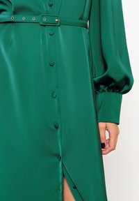 LolaLiza WITH BELT - Maxi šaty - bottle green