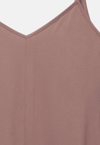 Top bez rękawów w kształcie V wykonany z miękkiego mauve'owego materiału z subtelną teksturą i detalami przeszycia wzdłuż dekoltu oraz bocznych szwów.