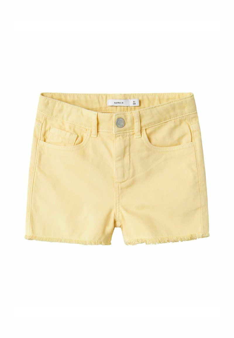Pantalones cortos de mezclilla amarillos con dobladillo deshilachado, dos bolsillos frontales y cierre de botón metálico visible. La etiqueta dice "name it."