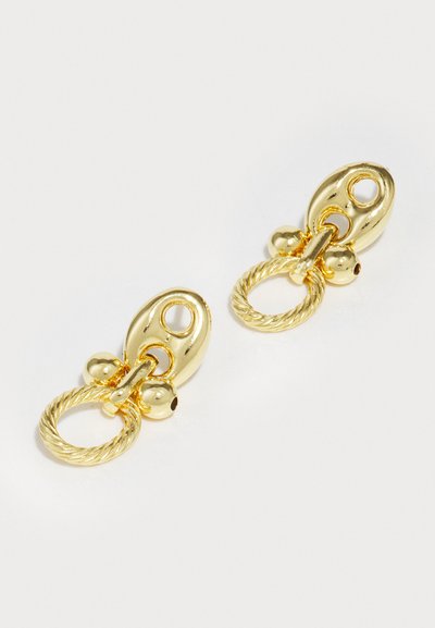 Pendientes de metal dorado con un diseño de cuerda retorcida, formas ovaladas y dos cuentas redondas como acentos. Acabado pulido y textura suave.