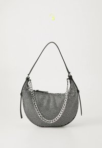 Sac à main en filet noir et blanc en forme de demi-lune, avec une bandoulière en cuir et un accent en chaîne argentée. Il dispose d'une fermeture éclair et d'une surface texturée.