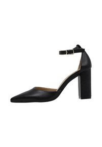 Zapato de tacón alto de cuero negro con punta afilada y correa al tobillo, que presenta un tacón bloque y una textura suave.