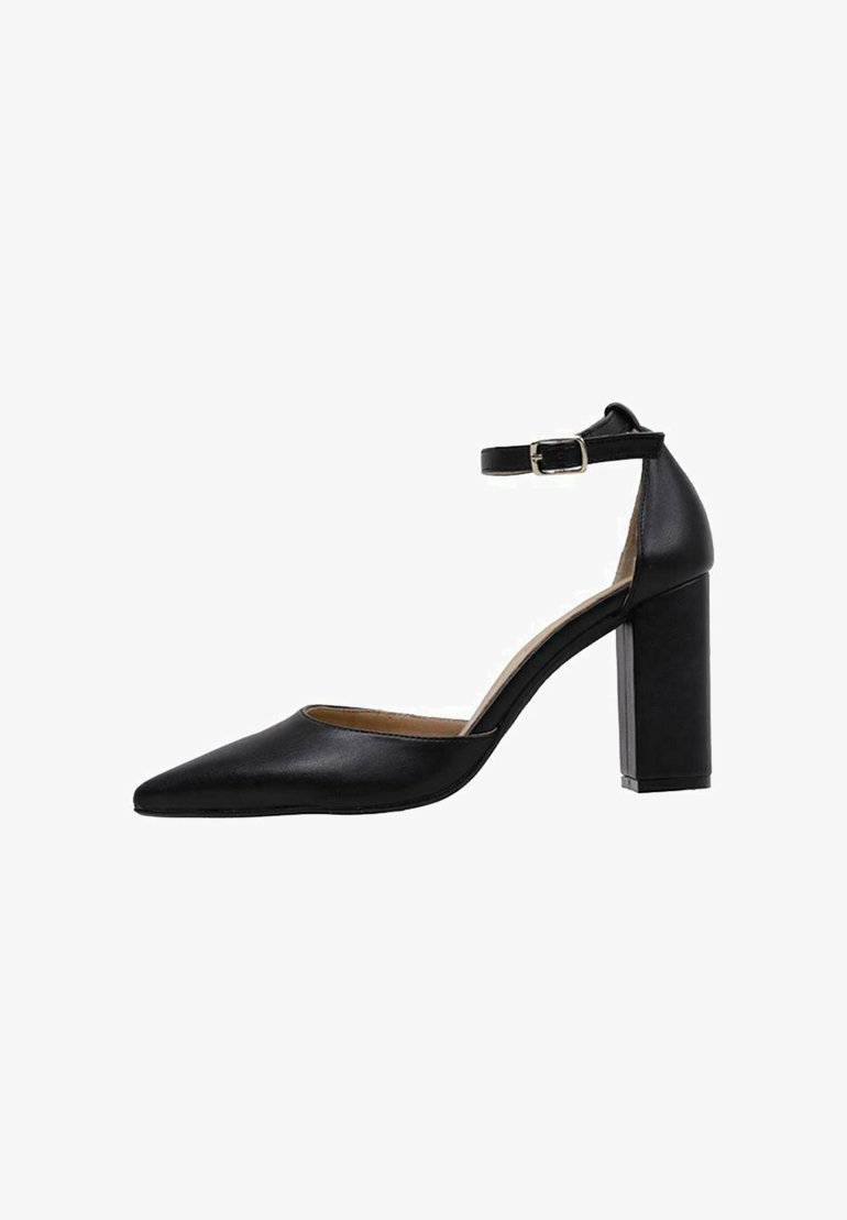 Escarpin à talon haut en cuir noir avec un bout pointu et une bride de cheville, doté d'un talon bloc et d'une texture lisse.