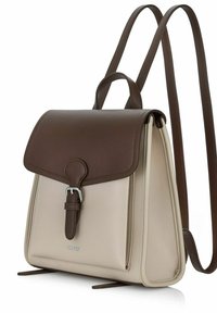 Brązowy skórzany plecak z beżowym spodem, z klapą na zapięcie, srebrnymi elementami metalowymi oraz regulowanymi paskami; charakteryzuje się prostymi liniami i przeszyciami.