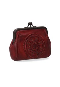 Rote Leder-Clutch mit einem runden, geprägten Blumenmuster, geflochtenen Akzenten und einem Metallverschluss. Weiche Textur mit einer gerafften Form.