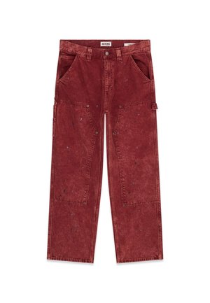 Rode denim cargo-broek met een vervaagde textuur, meerdere zakken en verfspatten. Heeft een standaard tailleband en een rechte pijpdesign.