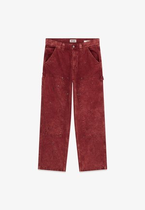 Rode denim cargo-broek met een vervaagde textuur, meerdere zakken en verfspatten. Heeft een standaard tailleband en een rechte pijpdesign.