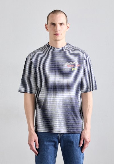 Tricou cu mânecă scurtă, cu dungi albastre și albe, din bumbac, având decolteu rotund și accente brodate colorate pe piept.
