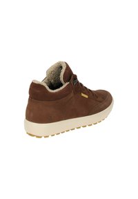 Braune Wildleder-Sneaker mit Knöchelhöhe, ausgestattet mit einem weichen, beigen Fellfutter, Gummiaußensohle und detaillierter Stichausführung. Verfügt über eine Metall-Akzentuierung in der Nähe der Schnürsenkel.