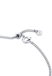 Bracciale in argento con maglie intrecciate, chiusura sferica e un piccolo cartellino con un logo inciso.