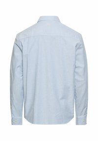 Koszula z długim rękawem w pionowe paski w jasnoniebieskim i białym kolorze, widoczna od tyłu, z mankietami zapinanymi na guziki i klasycznym kołnierzykiem.