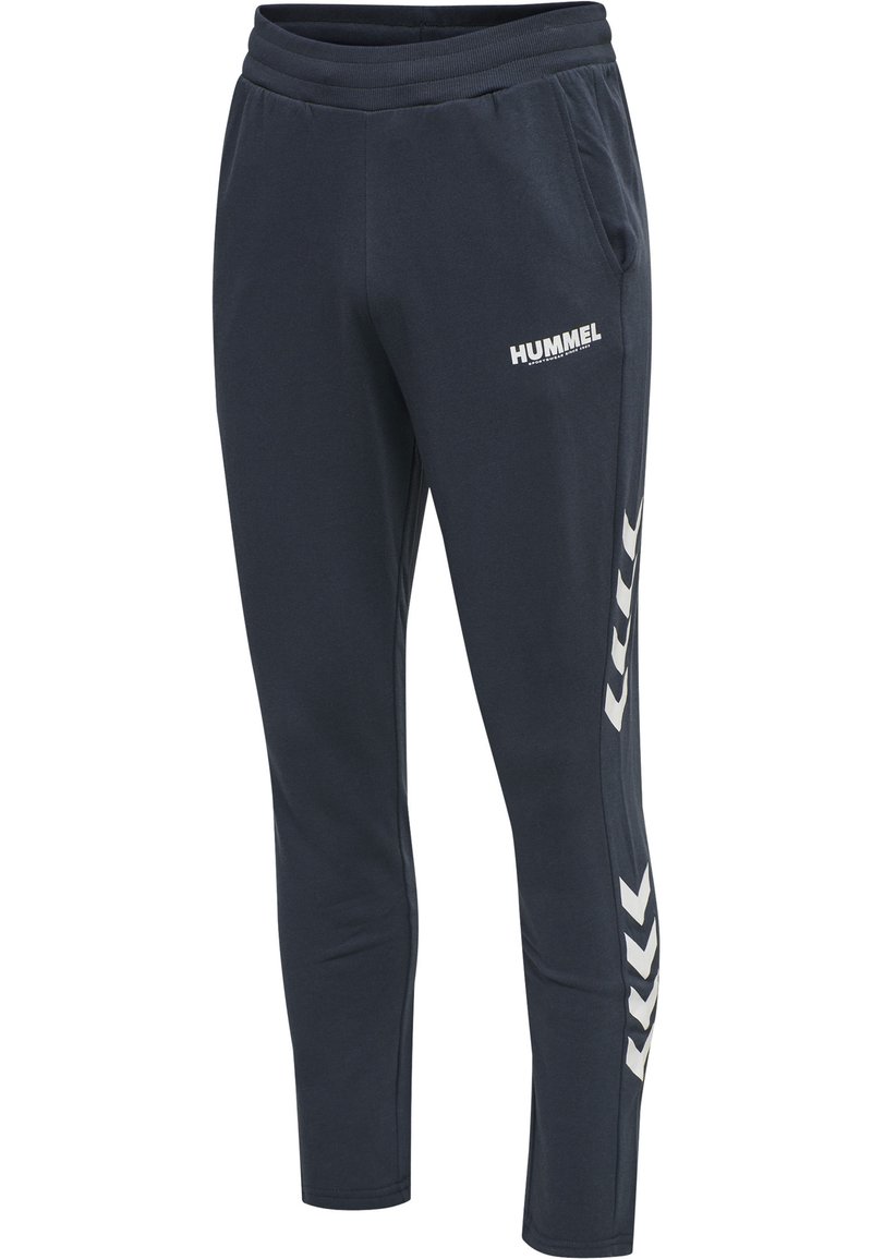 Pantalones de chándal navy hechos de un material suave, con diseño ajustado, cinturilla elástica, bolsillos laterales y acentos en blanco de logotipo y chevrón.
