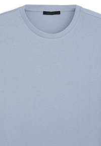 Maglietta azzurro chiaro a girocollo realizzata in tessuto morbido; texture liscia; l'etichetta legge "CALLIOPE" con taglia "L" visibile sul collo.